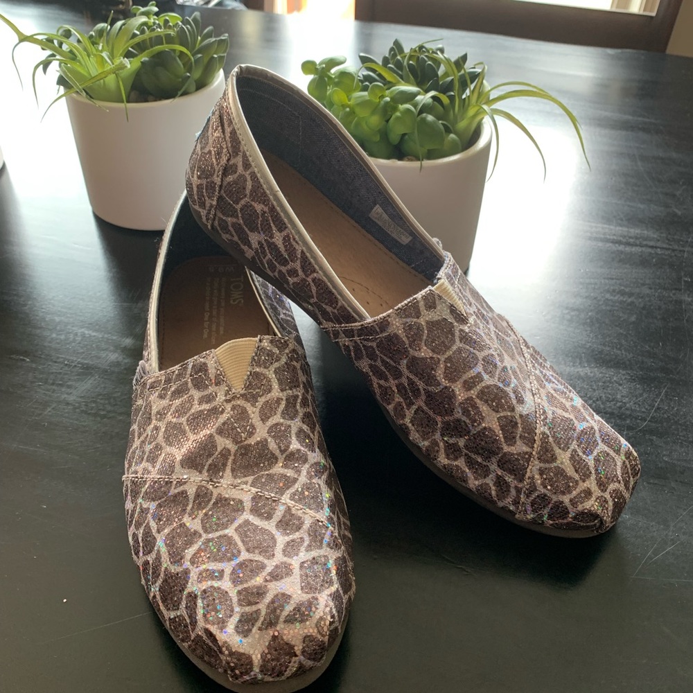 Toms Sparkling Giraffe Print Shoes Size W9.5